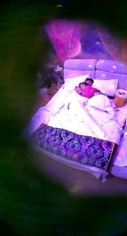 360摄像头情趣酒店霓虹灯房偷拍下班不回家和单位女同事开房激情啪啪饿了叫外卖吃 截图2