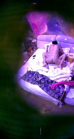 360摄像头情趣酒店霓虹灯房偷拍下班不回家和单位女同事开房激情啪啪饿了叫外卖吃 截图8