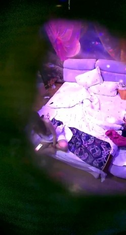 360摄像头情趣酒店霓虹灯房偷拍下班不回家和单位女同事开房激情啪啪饿了叫外卖吃 截图9