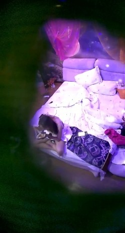 360摄像头情趣酒店霓虹灯房偷拍下班不回家和单位女同事开房激情啪啪饿了叫外卖吃 截图10