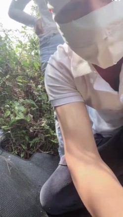 【农村美少女】户外野战车震小草丛无套啪啪内射 后入骑射 截图2
