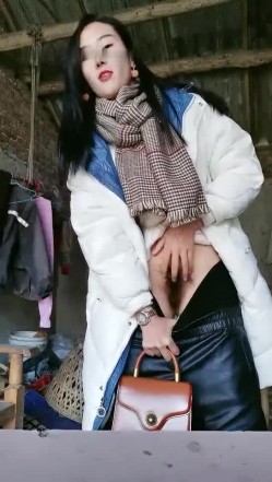 骚气少妇驾车户外找了个就房子尿尿 野外露逼再回到车上跳蛋震动自慰 截图2