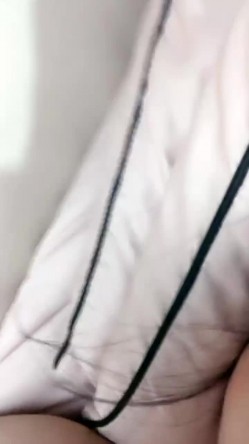 肥逼大奶高颜值美女全裸自慰诱惑，揉捏奶子翘起屁股露逼，近距离特写张开双腿掰穴，手指扣弄摩擦阴蒂 截图9