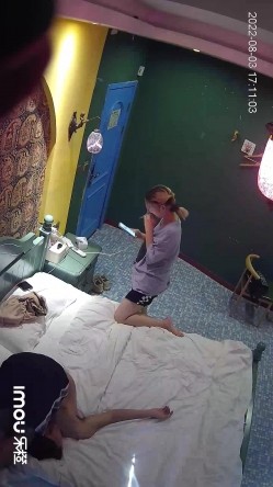 最新流出乐橙酒店偷拍 ️刚运动完的年轻情侣抓紧时间干一炮貌似赶着和朋友一块去吃饭 截图5