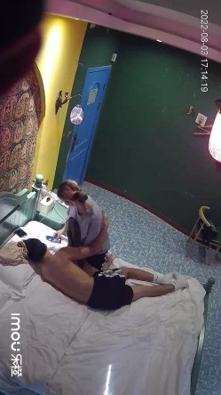 最新流出乐橙酒店偷拍 ️刚运动完的年轻情侣抓紧时间干一炮貌似赶着和朋友一块去吃饭 截图6