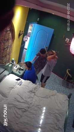 最新流出乐橙酒店偷拍 ️刚运动完的年轻情侣抓紧时间干一炮貌似赶着和朋友一块去吃饭 截图15