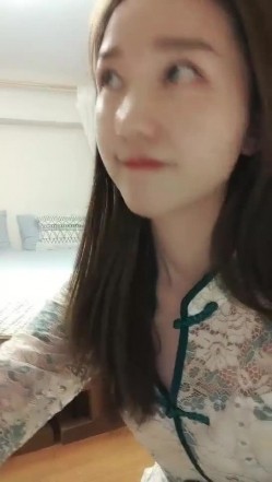 最近下海的高颜值小空姐 ️紫贤 ️，阔阔爱爱，甜美妞，捋获你的芳心，男主的小鸡巴一口就没了，被无套内射，真是糟蹋了！ 截图2