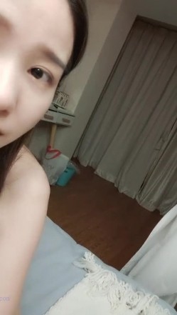 最近下海的高颜值小空姐 ️紫贤 ️，阔阔爱爱，甜美妞，捋获你的芳心，男主的小鸡巴一口就没了，被无套内射，真是糟蹋了！ 截图6