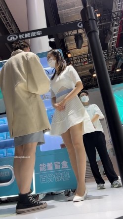 【上海车展 ️抄底】曼妙高挑身材前台车模主持人 匀称性感白皙美腿 现代前台裸感小内内 小鹏前台身材又好颜值又高 截图1