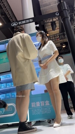 【上海车展 ️抄底】曼妙高挑身材前台车模主持人 匀称性感白皙美腿 现代前台裸感小内内 小鹏前台身材又好颜值又高 截图2