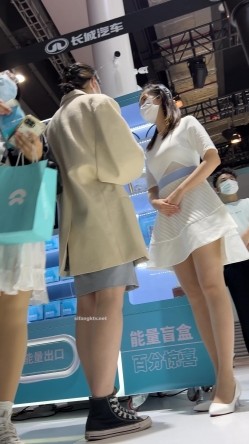 【上海车展 ️抄底】曼妙高挑身材前台车模主持人 匀称性感白皙美腿 现代前台裸感小内内 小鹏前台身材又好颜值又高 截图3