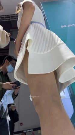 【上海车展 ️抄底】曼妙高挑身材前台车模主持人 匀称性感白皙美腿 现代前台裸感小内内 小鹏前台身材又好颜值又高 截图4