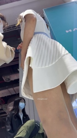 【上海车展 ️抄底】曼妙高挑身材前台车模主持人 匀称性感白皙美腿 现代前台裸感小内内 小鹏前台身材又好颜值又高 截图5