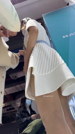 【上海车展 ️抄底】曼妙高挑身材前台车模主持人 匀称性感白皙美腿 现代前台裸感小内内 小鹏前台身材又好颜值又高 截图6