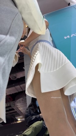 【上海车展 ️抄底】曼妙高挑身材前台车模主持人 匀称性感白皙美腿 现代前台裸感小内内 小鹏前台身材又好颜值又高 截图7