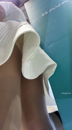 【上海车展 ️抄底】曼妙高挑身材前台车模主持人 匀称性感白皙美腿 现代前台裸感小内内 小鹏前台身材又好颜值又高 截图9