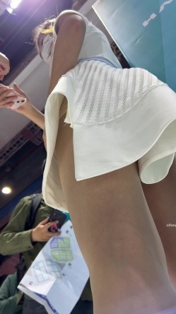 【上海车展 ️抄底】曼妙高挑身材前台车模主持人 匀称性感白皙美腿 现代前台裸感小内内 小鹏前台身材又好颜值又高 截图10