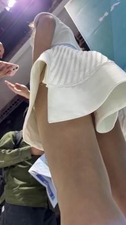 【上海车展 ️抄底】曼妙高挑身材前台车模主持人 匀称性感白皙美腿 现代前台裸感小内内 小鹏前台身材又好颜值又高 截图11