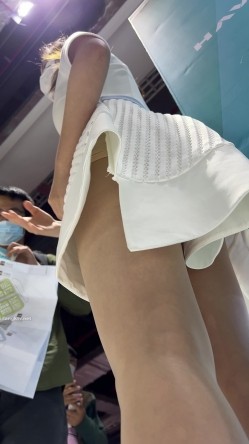 【上海车展 ️抄底】曼妙高挑身材前台车模主持人 匀称性感白皙美腿 现代前台裸感小内内 小鹏前台身材又好颜值又高 截图12