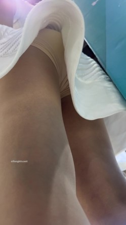 【上海车展 ️抄底】曼妙高挑身材前台车模主持人 匀称性感白皙美腿 现代前台裸感小内内 小鹏前台身材又好颜值又高 截图13