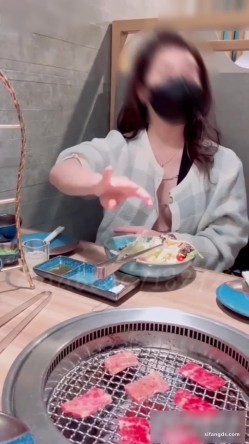 究极NTR骚妻，超强性瘾绿帽夫妻【Nina小蜜桃】线下邀单男肉搏，3P露出车轮战，上下洞齐开 截图3
