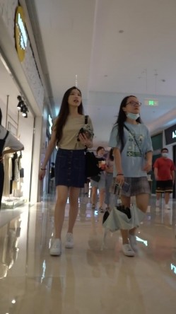 论坛VIP资源大师极限贴身CD超多漂亮小姐姐亮点多多各种骚丁露臀蕾丝骚内COSER美眉直接真空露逼 截图11