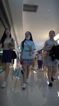 论坛VIP资源大师极限贴身CD超多漂亮小姐姐亮点多多各种骚丁露臀蕾丝骚内COSER美眉直接真空露逼 截图14