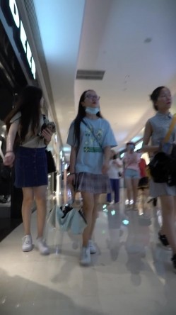 论坛VIP资源大师极限贴身CD超多漂亮小姐姐亮点多多各种骚丁露臀蕾丝骚内COSER美眉直接真空露逼 截图15
