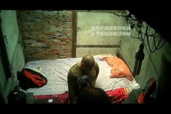 民工小胖墩在地下室干与他妈一般大的卖淫女 截图1