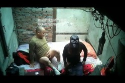 民工小胖墩在地下室干与他妈一般大的卖淫女 截图2