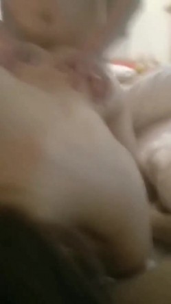 【云盘不慎泄密】样子文静的反差婊少妇吴音日常照和网友酒店开房淫乱3P视频流出 外表清纯原来内心风骚无比 截图16