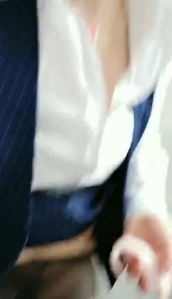 穿衣良家妇女，脱衣骚逼母狗，楼道自慰喷水，楼道弥漫一股尿骚味，回房间，合家照下、卖弄阿姨的风情！ 截图6