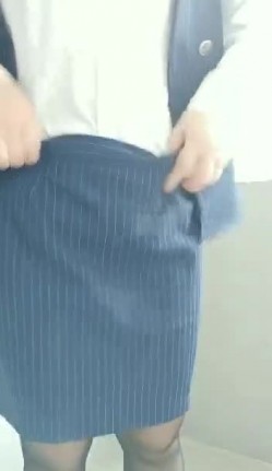 穿衣良家妇女，脱衣骚逼母狗，楼道自慰喷水，楼道弥漫一股尿骚味，回房间，合家照下、卖弄阿姨的风情！ 截图7