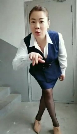 穿衣良家妇女，脱衣骚逼母狗，楼道自慰喷水，楼道弥漫一股尿骚味，回房间，合家照下、卖弄阿姨的风情！ 截图9