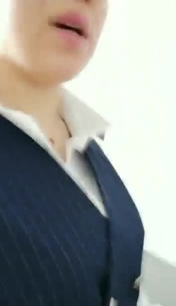 穿衣良家妇女，脱衣骚逼母狗，楼道自慰喷水，楼道弥漫一股尿骚味，回房间，合家照下、卖弄阿姨的风情！ 截图12