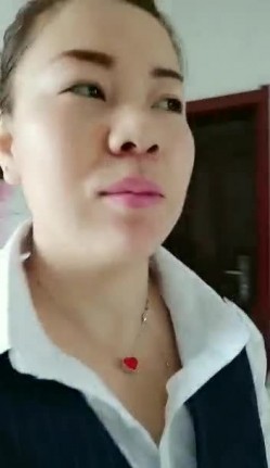 穿衣良家妇女，脱衣骚逼母狗，楼道自慰喷水，楼道弥漫一股尿骚味，回房间，合家照下、卖弄阿姨的风情！ 截图14