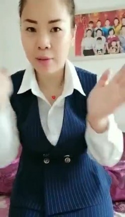 穿衣良家妇女，脱衣骚逼母狗，楼道自慰喷水，楼道弥漫一股尿骚味，回房间，合家照下、卖弄阿姨的风情！ 截图15
