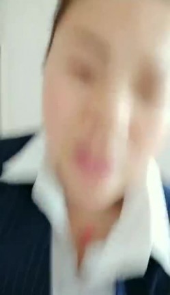 穿衣良家妇女，脱衣骚逼母狗，楼道自慰喷水，楼道弥漫一股尿骚味，回房间，合家照下、卖弄阿姨的风情！ 截图16