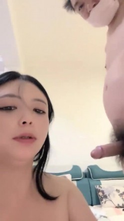 重磅核弹！美女【拉闺蜜下海】高颜值少妇，御姐风骚正当时，家中跟几个男人来回操，无套内射好精彩！ 截图2