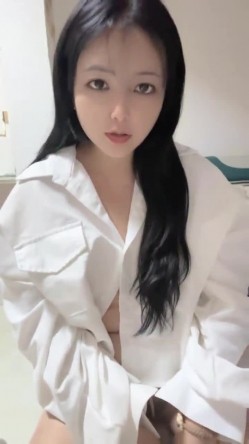 重磅核弹！美女【拉闺蜜下海】高颜值少妇，御姐风骚正当时，家中跟几个男人来回操，无套内射好精彩！ 截图7