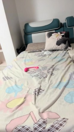 重磅核弹！美女【拉闺蜜下海】高颜值少妇，御姐风骚正当时，家中跟几个男人来回操，无套内射好精彩！ 截图12