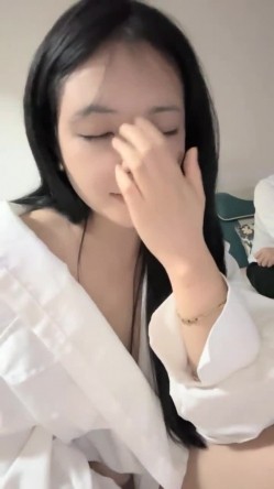 重磅核弹！美女【拉闺蜜下海】高颜值少妇，御姐风骚正当时，家中跟几个男人来回操，无套内射好精彩！ 截图15