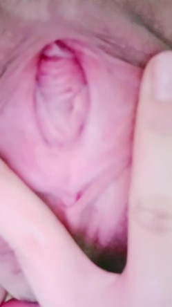 美少女️-小七-️：我下面被干出血来了，好奇的宝宝们，尿尿姨妈高清特写！ 截图6