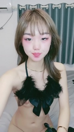 美少女️-小七-️：我下面被干出血来了，好奇的宝宝们，尿尿姨妈高清特写！ 截图8