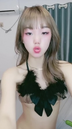 美少女️-小七-️：我下面被干出血来了，好奇的宝宝们，尿尿姨妈高清特写！ 截图9