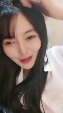 包臀裙性感黑丝颜值美女约炮啪啪道具自慰，毛毛浓密按摩器震动，操一会假吊插入玩弄再继续后入猛操 截图2