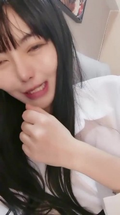 包臀裙性感黑丝颜值美女约炮啪啪道具自慰，毛毛浓密按摩器震动，操一会假吊插入玩弄再继续后入猛操 截图4