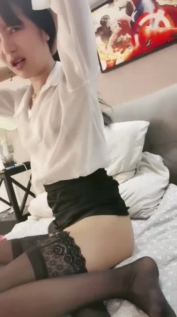 包臀裙性感黑丝颜值美女约炮啪啪道具自慰，毛毛浓密按摩器震动，操一会假吊插入玩弄再继续后入猛操 截图8