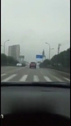 逼毛浓密性感的白领小姐姐搭顺风车聊得投机就和司机小哥在路边车震 截图1