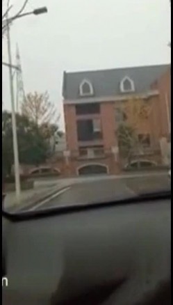 逼毛浓密性感的白领小姐姐搭顺风车聊得投机就和司机小哥在路边车震 截图5